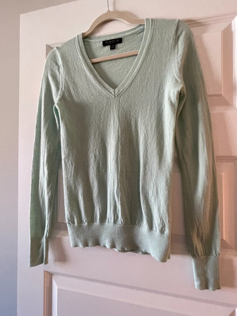 Banana Republic 100% Merino Wool V-Neck Sweater Pastel Green XS